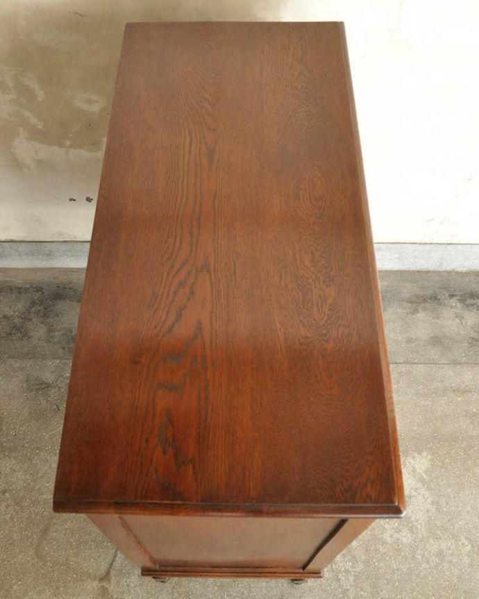 アンティークのチェスト　アンティーク家具　アンティーク家具、伝統的アンティークの風格たっぷりな５杯引き出しの英国チェスト。何を置こうかな･･･？上から見ると、天板はこんな感じです。(k-1756-f)