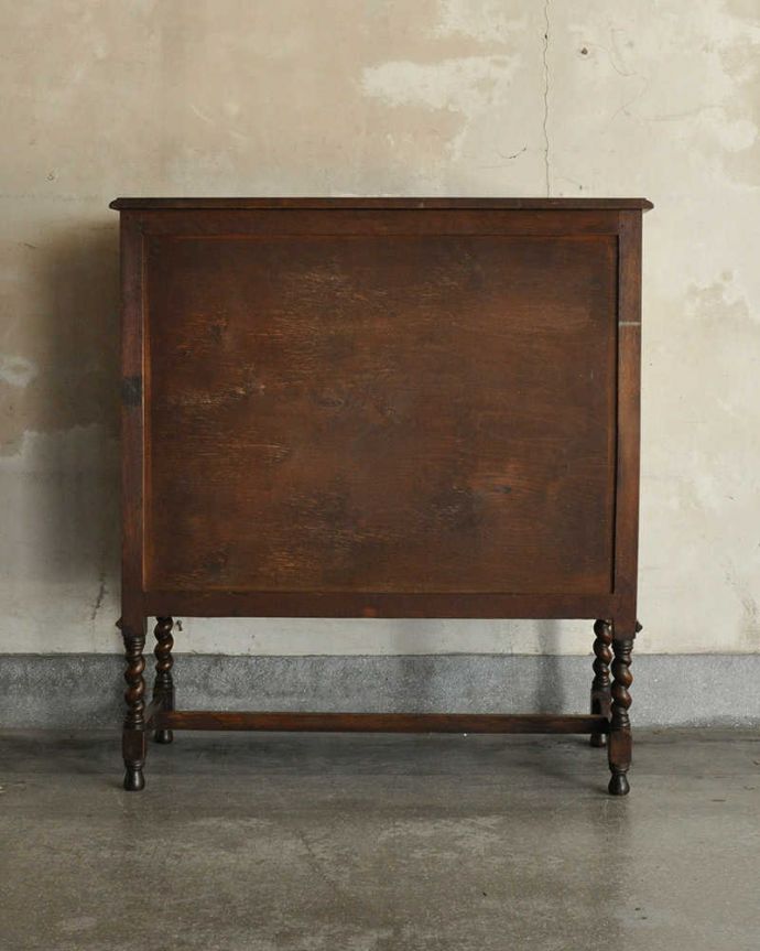 アンティークのチェスト　アンティーク家具　アンティーク家具、伝統的アンティークの風格たっぷりな５杯引き出しの英国チェスト。後ろ姿にも自信アリ！アンティークは新品ではないので、経年変化によるキズはありますが、専門の職人がキレイにお直しをしたので後ろ姿にも自信があります。(k-1756-f)