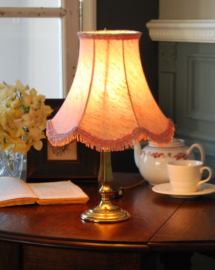 スタンドライト　照明・ライティング　ピンクが可愛いフリンジ付きの美しいアンティークテーブルランプ（シェード付き）。電気を付けると・・・シェードを通した灯りは、とっても柔らか。(k-1756-z)
