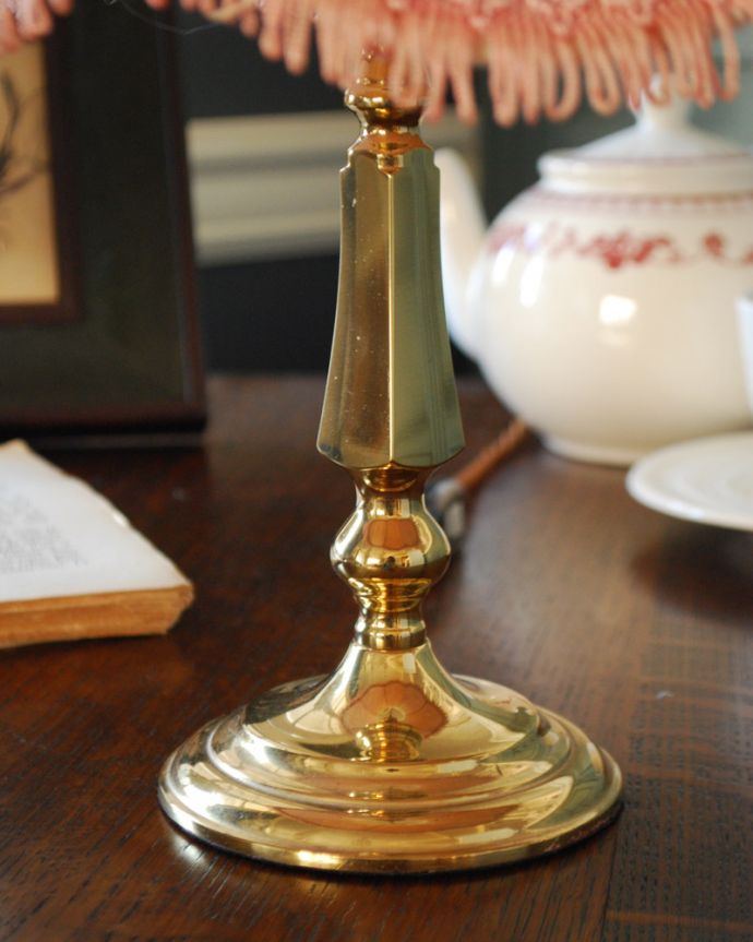 スタンドライト　照明・ライティング　ピンクが可愛いフリンジ付きの美しいアンティークテーブルランプ（シェード付き）。安定感のあるスタンドです。(k-1756-z)