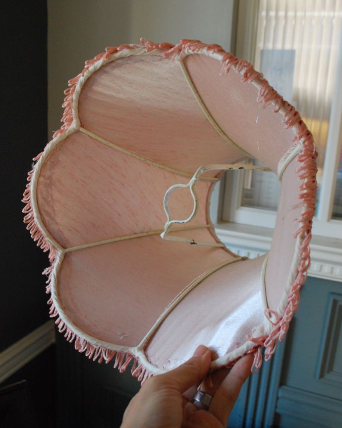 スタンドライト　照明・ライティング　ピンクが可愛いフリンジ付きの美しいアンティークテーブルランプ（シェード付き）。ボトムホルダータイプです。(k-1756-z)