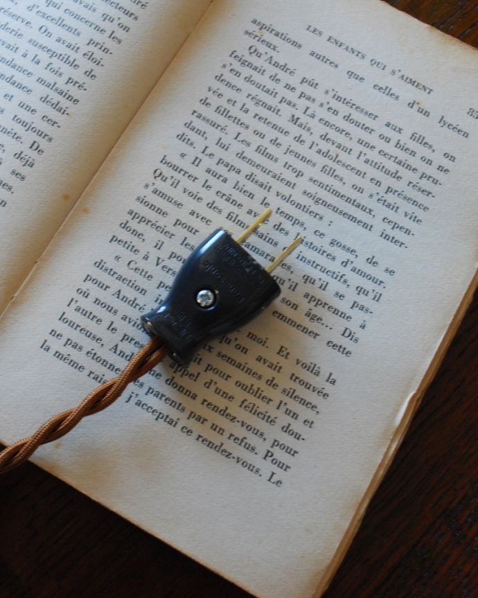 スタンドライト　照明・ライティング　ピンクが可愛いフリンジ付きの美しいアンティークテーブルランプ（シェード付き）。コンセントで簡単につなぐだけです。(k-1756-z)