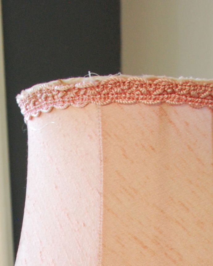 スタンドライト　照明・ライティング　ピンクが可愛いフリンジ付きの美しいアンティークテーブルランプ（シェード付き）。ピンクの可愛らしいリボンが縁取りに付いています。(k-1756-z)