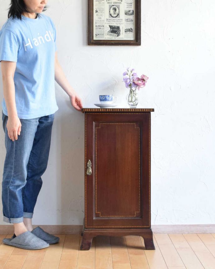 アンティークのキャビネット　アンティーク家具　どこでも置けるペディスタルカップボード、イギリスのアンティーク家具。サイドテーブルにも最適！使いたいときに使いたいところに持ってこられる気軽さが魅力です。(k-1757-f)
