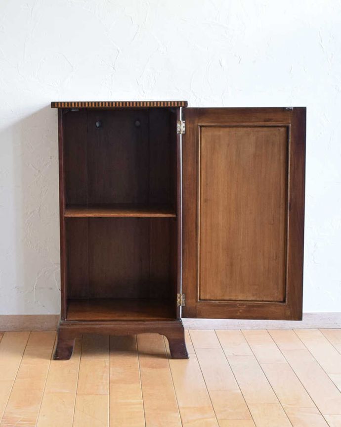 アンティークのキャビネット　アンティーク家具　どこでも置けるペディスタルカップボード、イギリスのアンティーク家具。文庫本や漫画、リモコンなど近くに置いておきたいものを収納しておけばとっても便利ですよ。(k-1757-f)