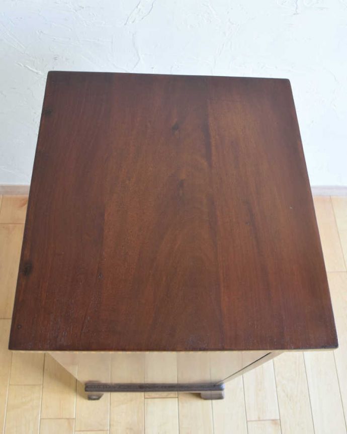 アンティークのキャビネット　アンティーク家具　どこでも置けるペディスタルカップボード、イギリスのアンティーク家具。天板もキレイに仕上げました。(k-1757-f)