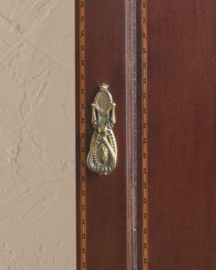 アンティークのキャビネット　アンティーク家具　どこでも置けるペディスタルカップボード、イギリスのアンティーク家具。アンティークならではの高級感のある取っ手です。(k-1757-f)