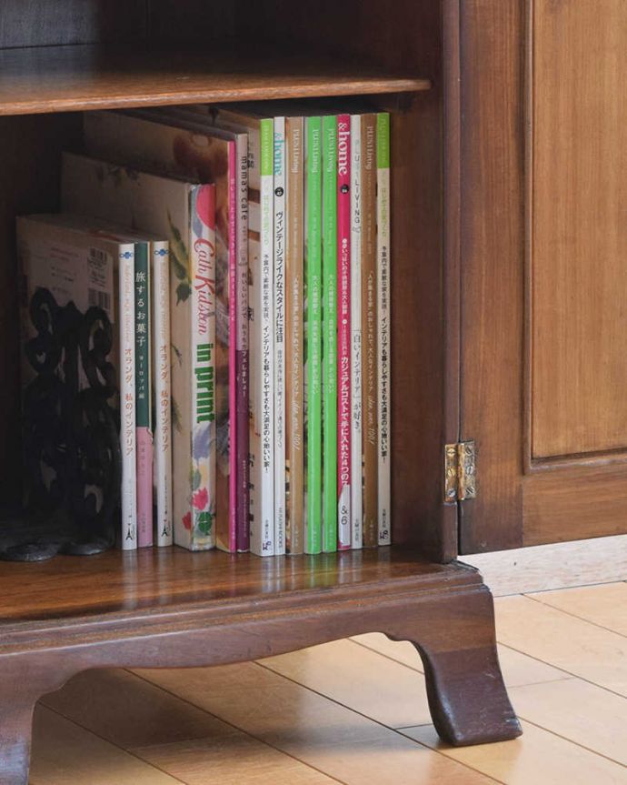 アンティークのキャビネット　アンティーク家具　どこでも置けるペディスタルカップボード、イギリスのアンティーク家具。雑誌やA4サイズのファイルも収納できます。(k-1757-f)