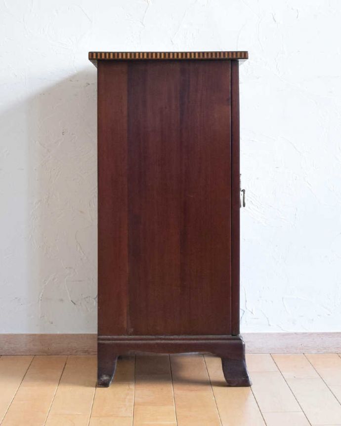 アンティークのキャビネット　アンティーク家具　どこでも置けるペディスタルカップボード、イギリスのアンティーク家具。サイドから見てもキレイです。(k-1757-f)