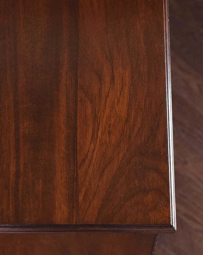 アンティークのキャビネット　アンティーク家具　繊細な装飾が美しい英国アンティーク、自由に収納できるオープンシェルフ。美しい木目にうっとり高級材ならではの美しい木目をお楽しみください。(k-1758-f)