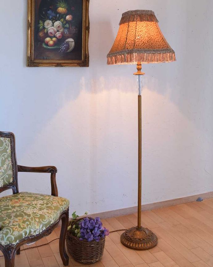 スタンドライト　照明・ライティング　英国輸入のアンティークフロアランプ（Ｂ22シャンデリア球付）。背の高いフロアランプ。(k-1759-f)
