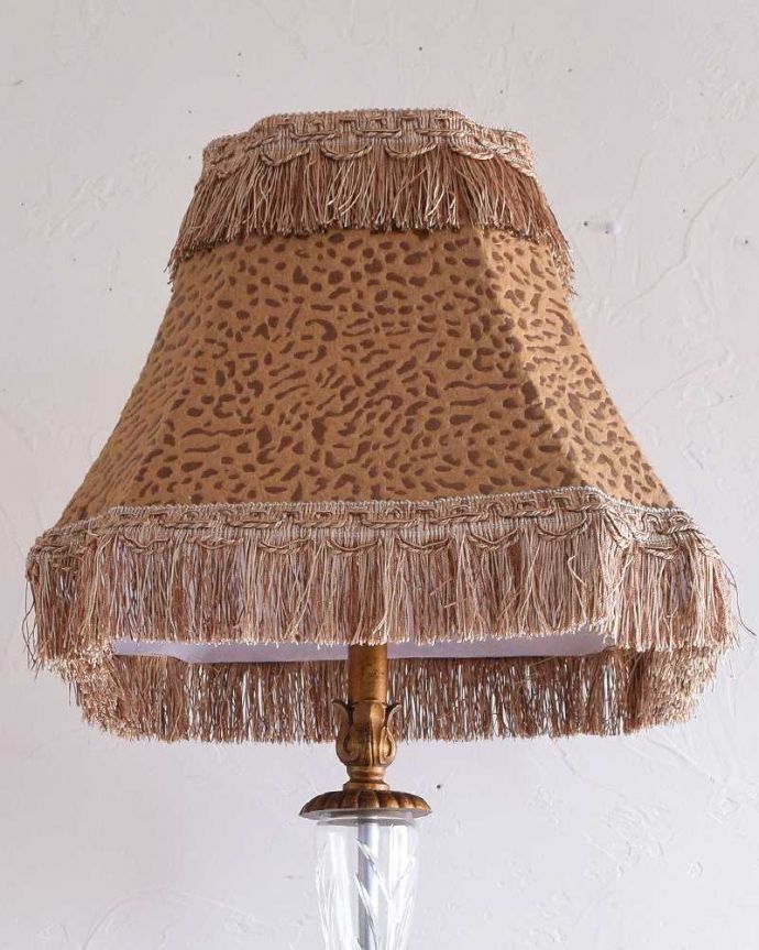 スタンドライト　照明・ライティング　英国輸入のアンティークフロアランプ（Ｂ22シャンデリア球付）。たっぷりと付いたフリンジはゴージャス。(k-1759-f)