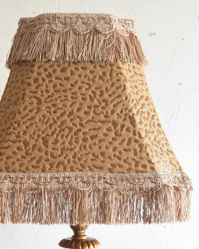 スタンドライト　照明・ライティング　英国輸入のアンティークフロアランプ（Ｂ22シャンデリア球付）。華やかなフリンジの布シェードです。(k-1759-f)