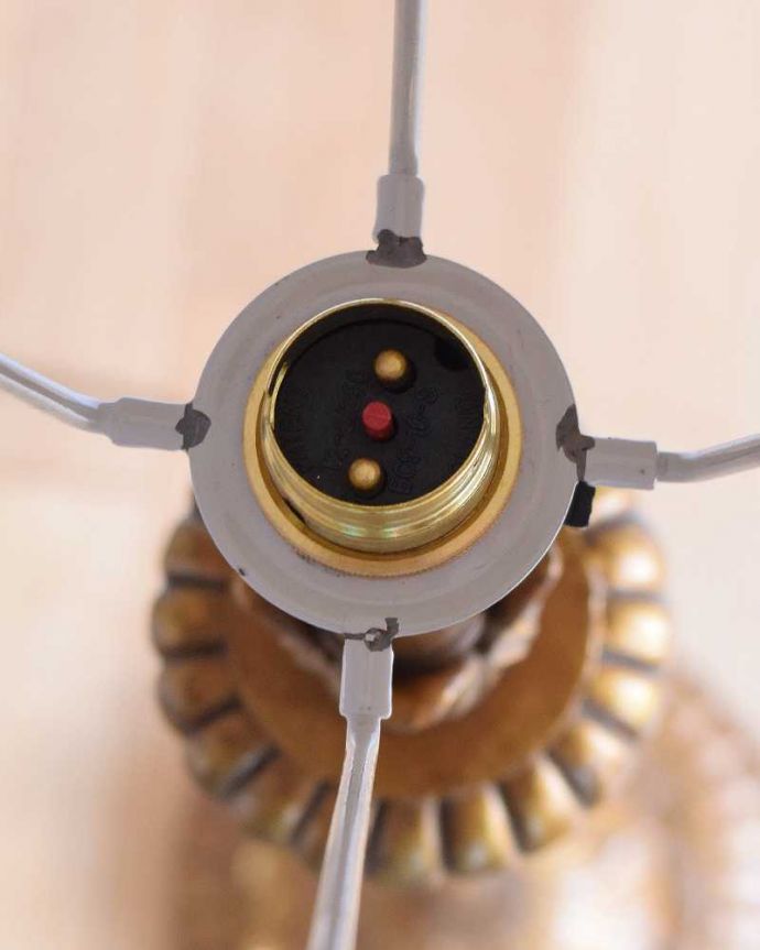 スタンドライト　照明・ライティング　英国輸入のアンティークフロアランプ（Ｂ22シャンデリア球付）。全てオーバーホールしてありますので、安心してお使いください。(k-1759-f)