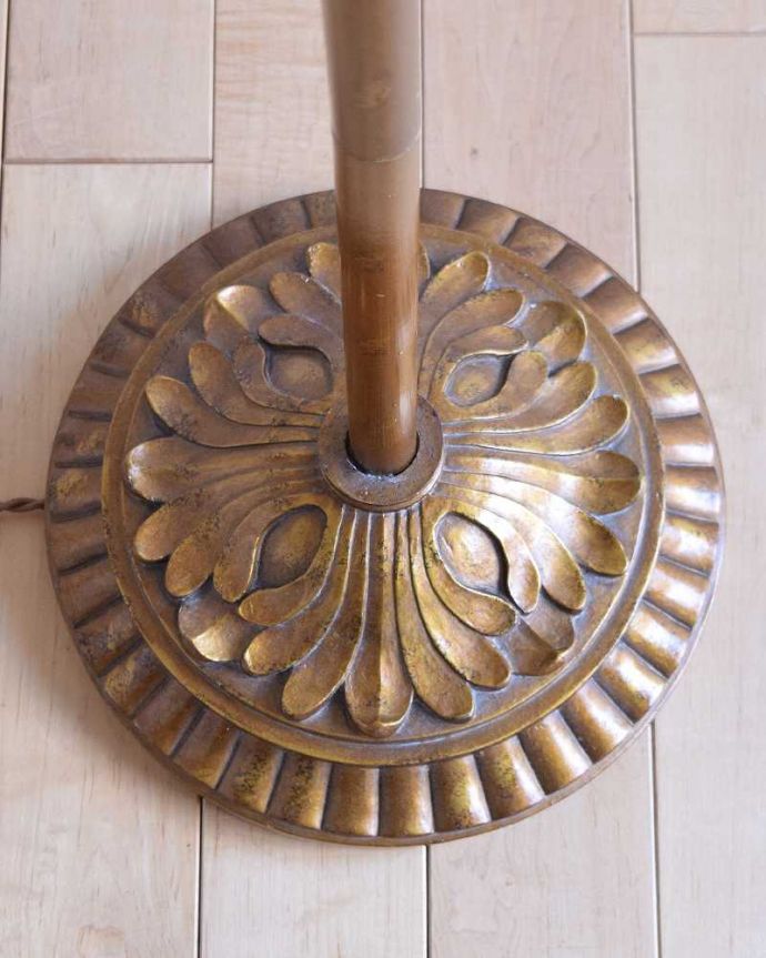 スタンドライト　照明・ライティング　英国輸入のアンティークフロアランプ（Ｂ22シャンデリア球付）。スタンドにも植物もモチーフにした美しい装飾が付いています。(k-1759-f)