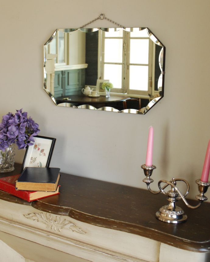 アンティーク カッティングミラー　アンティーク雑貨　縁どりのレースカットがきらめく、美しい横長のアンティークカッティングミラー。華やかなので、これ一枚で壁が素敵に変身します。(k-1759-z)