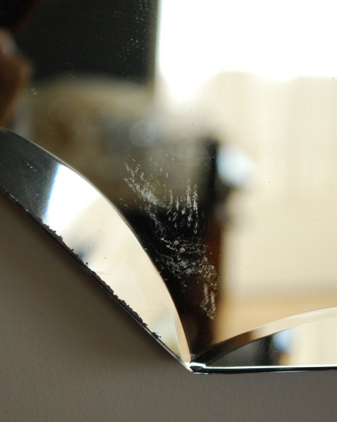 アンティーク カッティングミラー　アンティーク雑貨　縁どりのレースカットがきらめく、美しい横長のアンティークカッティングミラー。※アンティークは新品ではないので、経年変化によるキズはありますが、専門の職人によって目立たないようにキレイにお直しをしています。(k-1759-z)