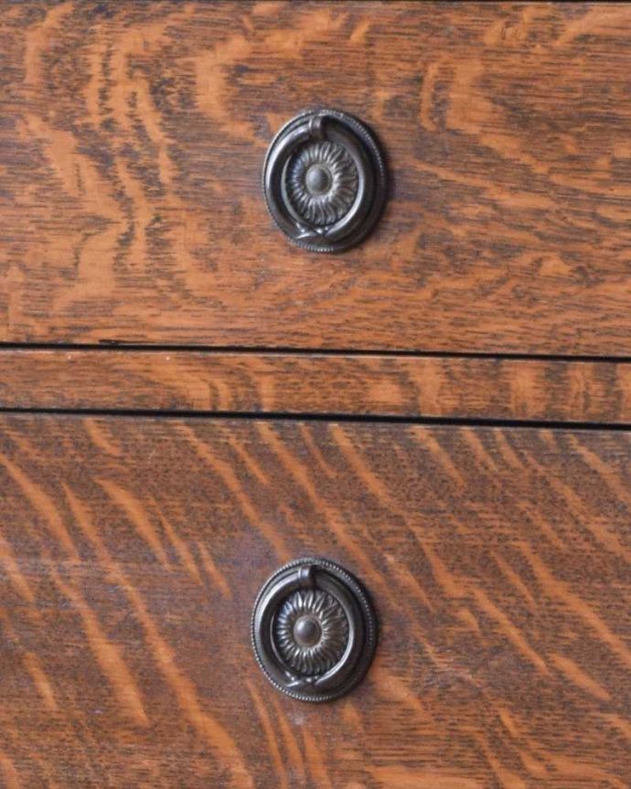 アンティークのチェスト　アンティーク家具　たっぷり収納で便利に使えます、英国アンティークチェスト。開ける度にワクワク高級感漂うアンティークらしいデザインの取っ手。(k-1762-f)