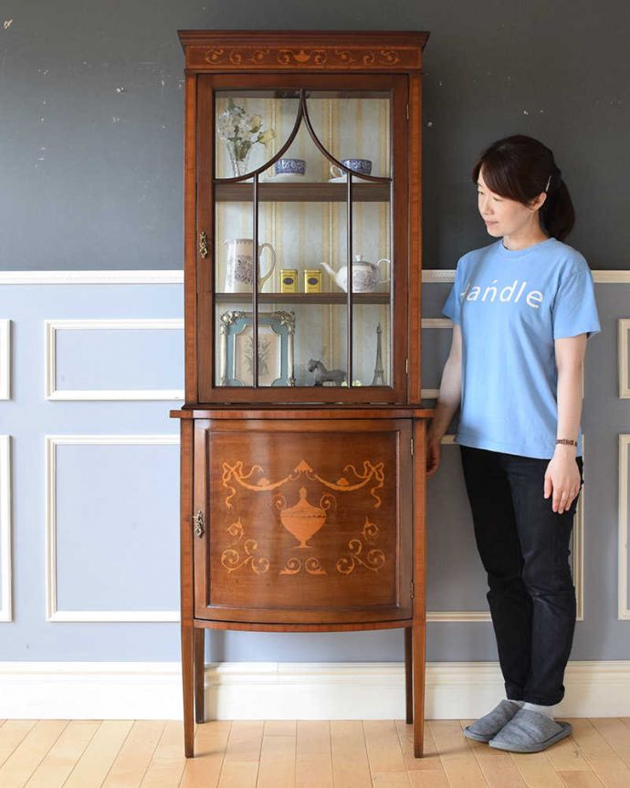 アンティークのキャビネット　アンティーク家具　繊細な象嵌の装飾が美しい、アンティークガラスキャビネット。眺めているだけで幸せ･･･芸術的に美しいディスプレイキャビネットは、置くだけで周りの空気を変えてくれます。(k-1763-f)
