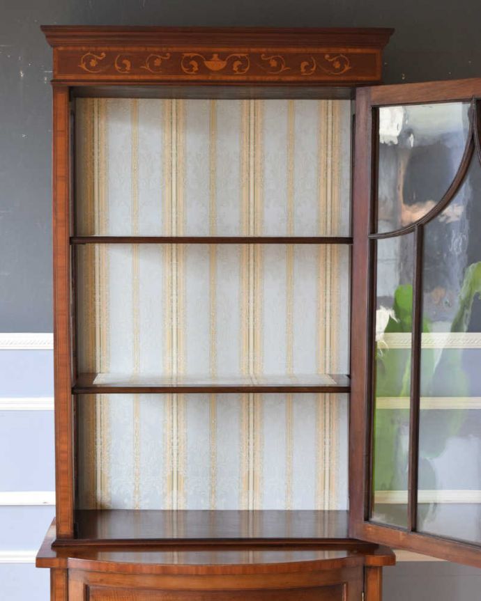 アンティークのキャビネット　アンティーク家具　繊細な象嵌の装飾が美しい、アンティークガラスキャビネット。扉を開けてみると･･･棚板と背板に貼ってあるクロスは修復の時、新しいものに張り替えました。(k-1763-f)