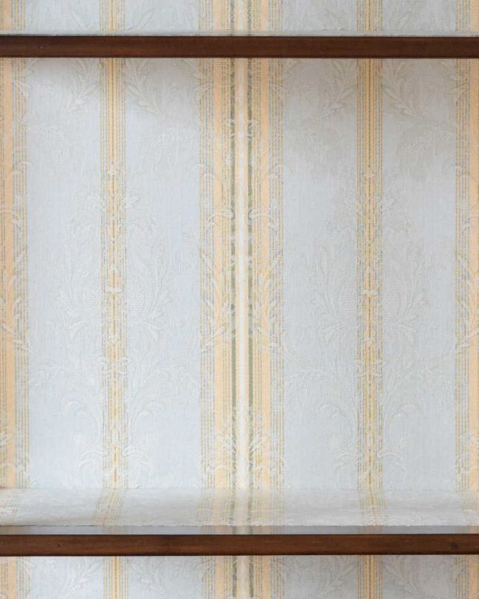 アンティークのキャビネット　アンティーク家具　繊細な象嵌の装飾が美しい、アンティークガラスキャビネット。キャビネットの雰囲気に合わせて貼り地の模様を選びました。(k-1763-f)