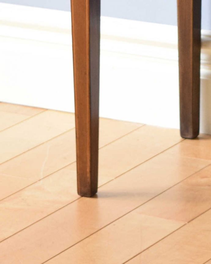 アンティークのキャビネット　アンティーク家具　繊細な象嵌の装飾が美しい、アンティークガラスキャビネット。女性１人でラクラク運べちゃうんですHandleのアンティークは、脚の裏にフェルトキーパーをお付けしています。(k-1763-f)