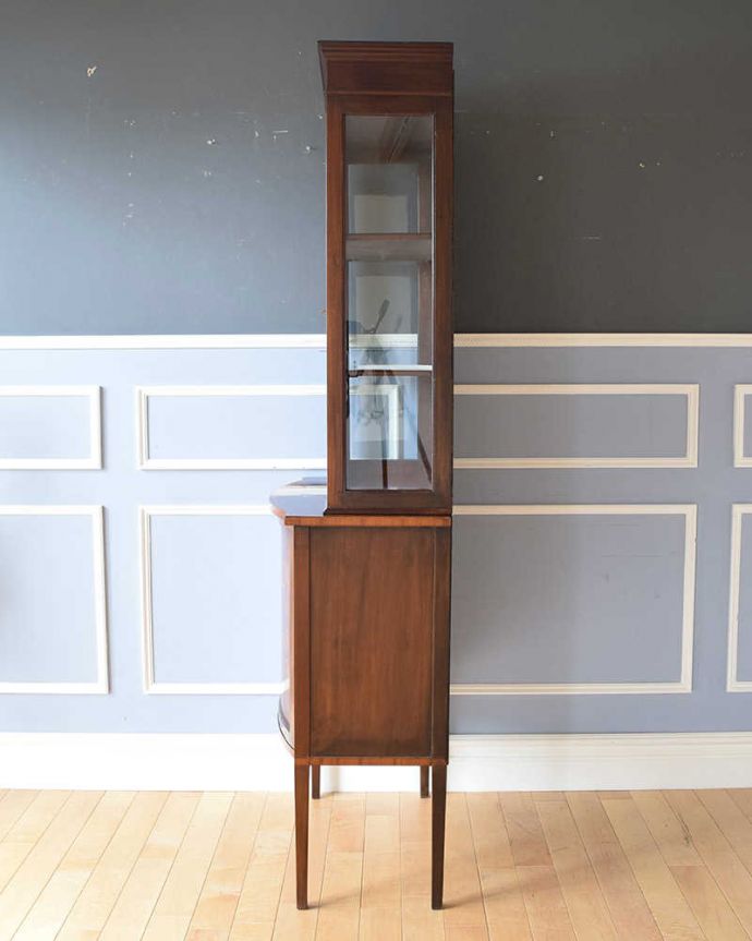 アンティークのキャビネット　アンティーク家具　繊細な象嵌の装飾が美しい、アンティークガラスキャビネット。横から見ても素敵なんですガラスキャビネットはどこから見ても美しい！いろんな角度から中を見て楽んで下さい。(k-1763-f)