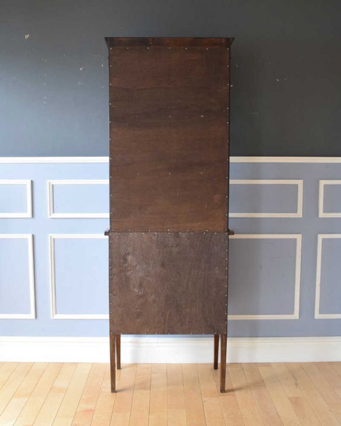 アンティークのキャビネット　アンティーク家具　繊細な象嵌の装飾が美しい、アンティークガラスキャビネット。キレイに修復しました！アンティークは新品ではないので、経年変化によるキズはありますが、専門の職人がキレイにお直しをしているので、後姿までキレイです。(k-1763-f)