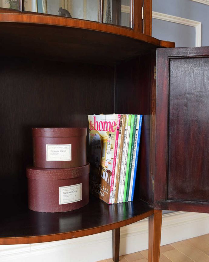 アンティークのキャビネット　アンティーク家具　繊細な象嵌の装飾が美しい、アンティークガラスキャビネット。A4サイズの雑誌も収納できる優等生雑誌まで収納できる高さ！本や雑誌もたっぷり収納出来ます。(k-1763-f)