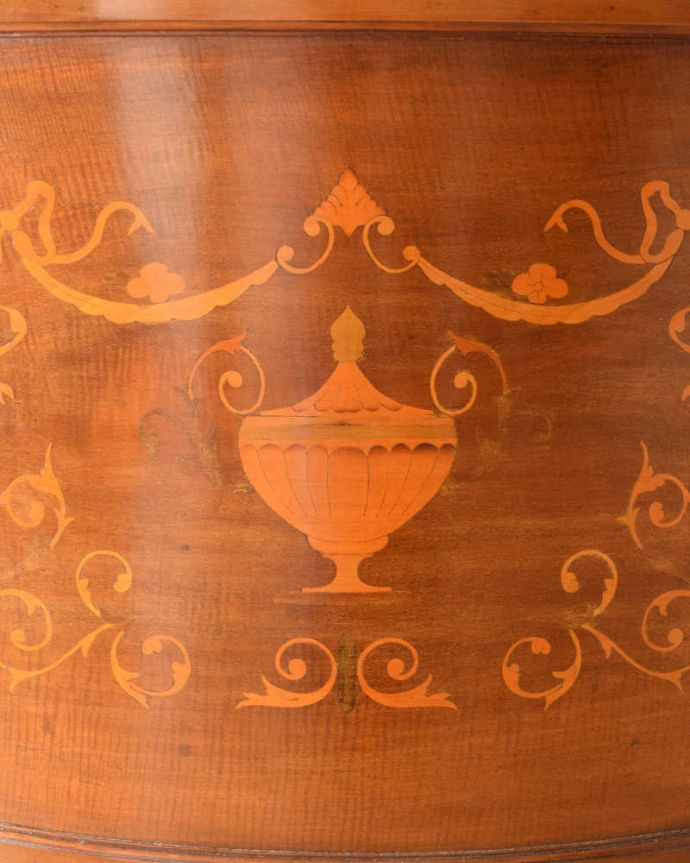 アンティークのキャビネット　アンティーク家具　繊細な象嵌の装飾が美しい、アンティークガラスキャビネット。上品で美しい象嵌象嵌とは模様に沿って異なる木材を埋め込んで絵を描いたものなんです。(k-1763-f)