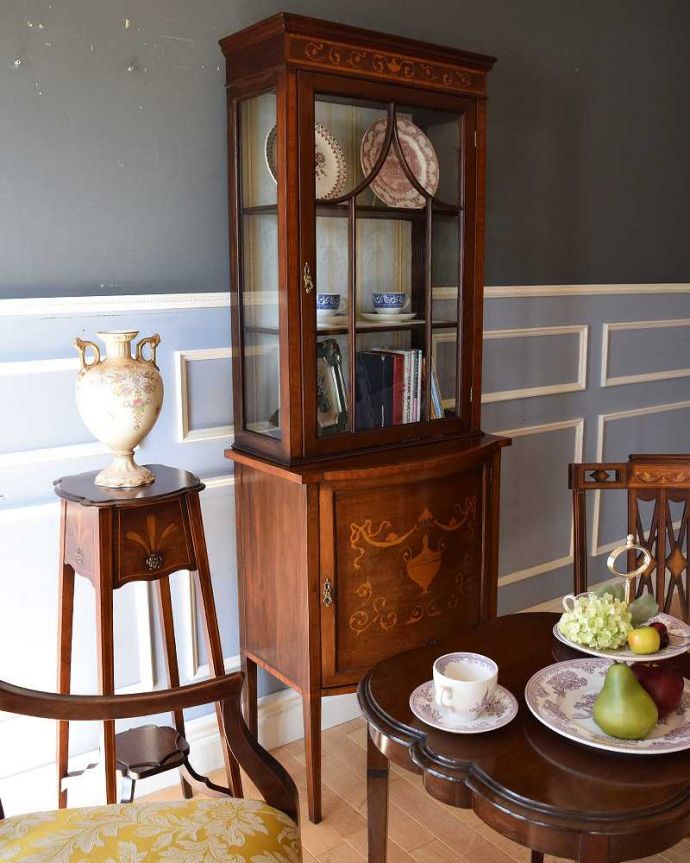アンティークのキャビネット　アンティーク家具　繊細な象嵌の装飾が美しい、アンティークガラスキャビネット。お部屋をパッと彩ってくれる優秀キャビネットガラスのキャビネットがお部屋にあるだけで、パッと明るくなっちゃうんです。(k-1763-f)
