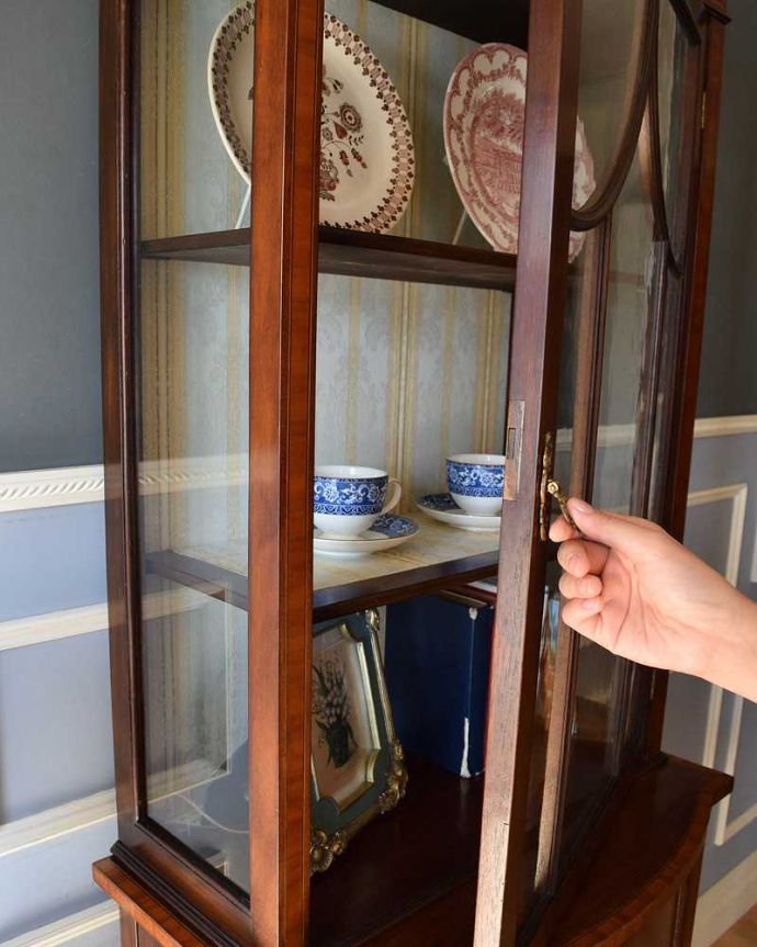 アンティークのキャビネット　アンティーク家具　繊細な象嵌の装飾が美しい、アンティークガラスキャビネット。最初は、なんでもOK！飾るものがないから…なんて思わないで、お家にあるお客様用のカップなどを入れてみましょう。(k-1763-f)