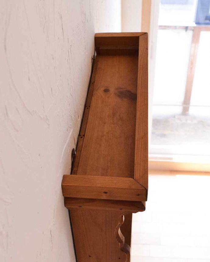 ウォールシェルフ・ウォールハンガー アンティーク家具 壁を彩るアンティーク家具、イギリスで見つけたパイン材のウォールシェルフ 。どこにでも取り付けられるディスプレイラックです。(k-1764-f)