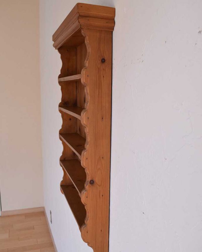 ウォールシェルフ・ウォールハンガー アンティーク家具 壁を彩るアンティーク家具、イギリスで見つけたパイン材のウォールシェルフ 。横から見ても華やかなカッティングがアクセントになります。(k-1764-f)