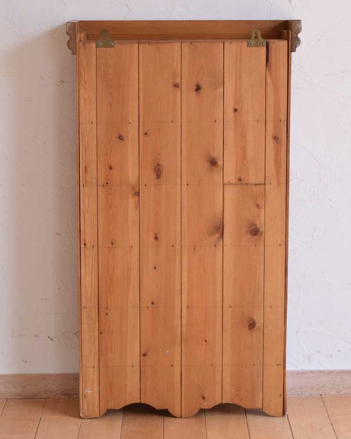 ウォールシェルフ・ウォールハンガー アンティーク家具 壁を彩るアンティーク家具、イギリスで見つけたパイン材のウォールシェルフ 。アンティークは新品ではないので、もちろん経年変化によるキズはありますが、専門の職人が目立たないようキレイにお直しをしているので、後姿までキレイです。(k-1764-f)