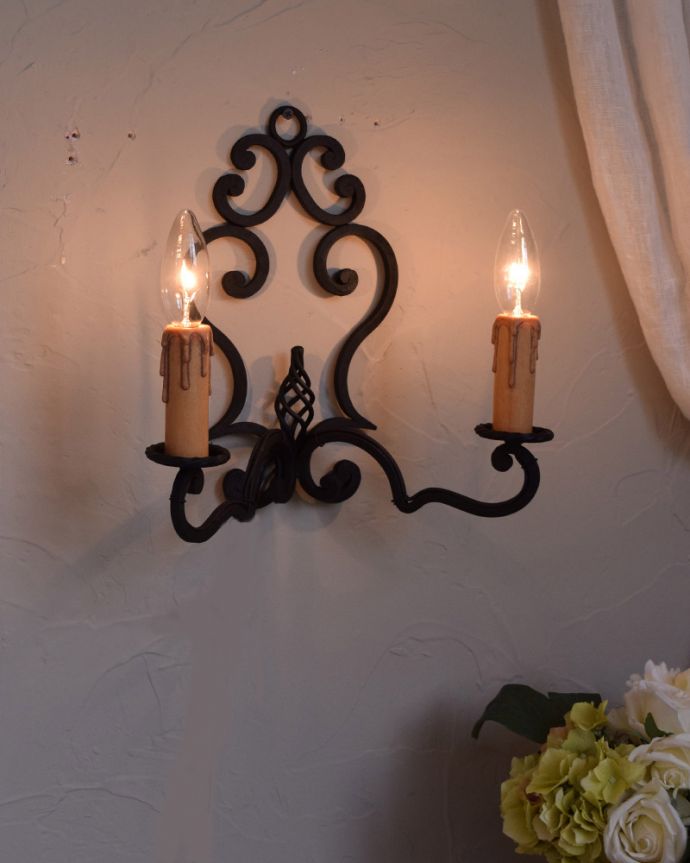 壁付けブラケット 照明・ライティング フランス輸入のアンティーク照明、クルクルアイアンのウォールブラケット(E17シャンデリア球付)。壁のお洒落を楽しむのにはピッタリな存在感です。(k-1764-z)