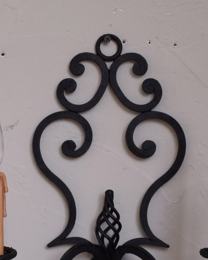 壁付けブラケット 照明・ライティング フランス輸入のアンティーク照明、クルクルアイアンのウォールブラケット(E17シャンデリア球付)。空間の引き締め効果もあるブラックです。(k-1764-z)