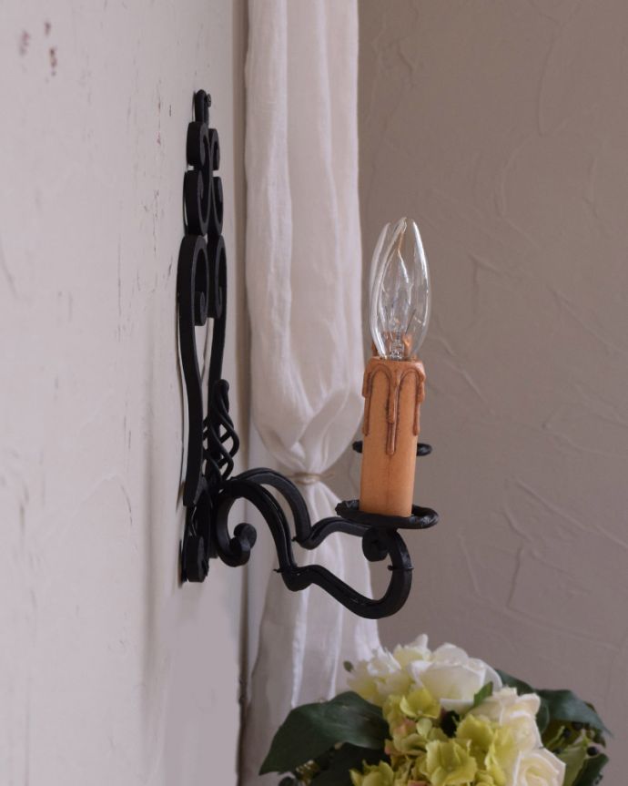 壁付けブラケット 照明・ライティング フランス輸入のアンティーク照明、クルクルアイアンのウォールブラケット(E17シャンデリア球付)。電気が付いていなくても絵になるデザインです。(k-1764-z)