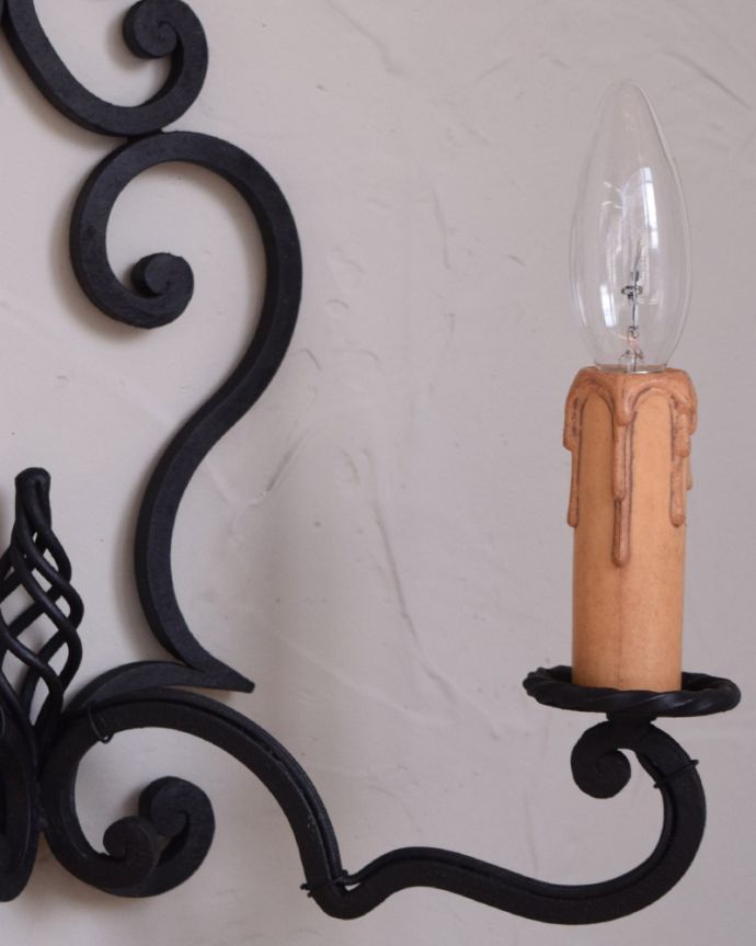 壁付けブラケット 照明・ライティング フランス輸入のアンティーク照明、クルクルアイアンのウォールブラケット(E17シャンデリア球付)。しっかりオーバーホウルをしたので、ご安心下さい。(k-1764-z)
