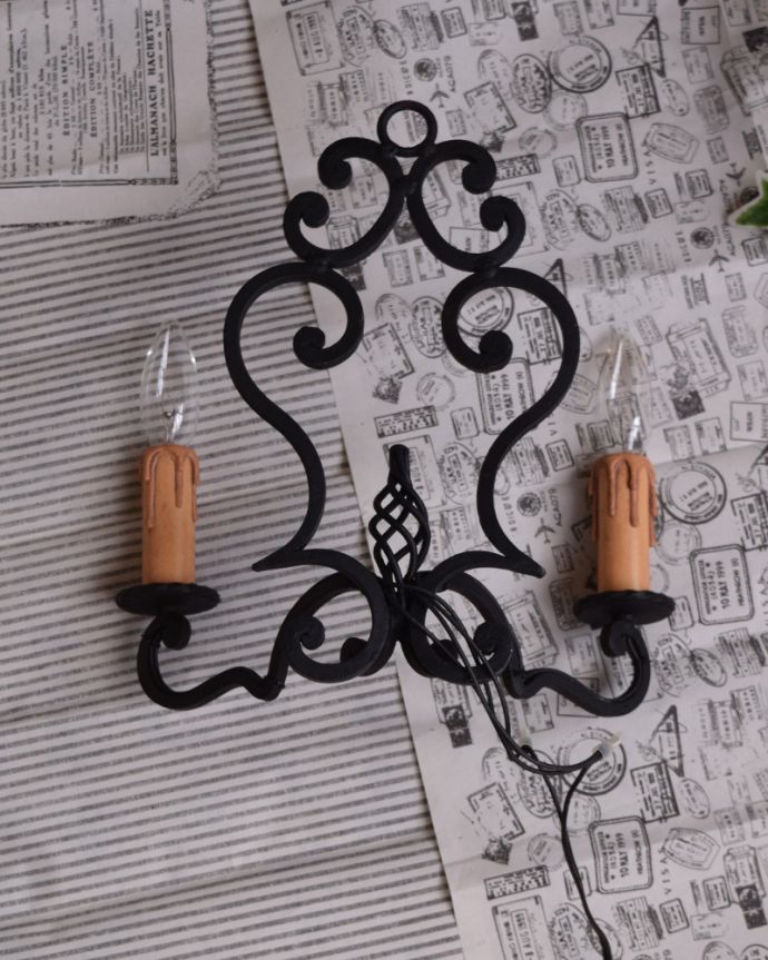 壁付けブラケット 照明・ライティング フランス輸入のアンティーク照明、クルクルアイアンのウォールブラケット(E17シャンデリア球付)。※配線に直結するので、電気屋さんによる取り付け工事が必要です。(k-1764-z)