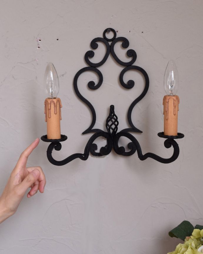 壁付けブラケット 照明・ライティング フランス輸入のアンティーク照明、クルクルアイアンのウォールブラケット(E17シャンデリア球付)。存在感のある素敵なアンティークのウォールランプです。(k-1764-z)