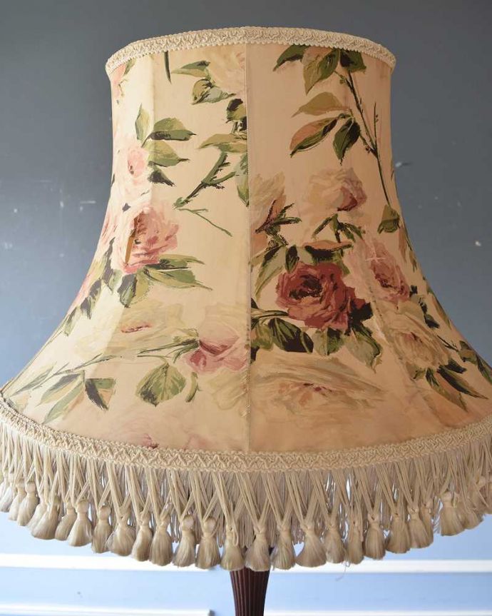 スタンドライト　照明・ライティング　お花柄×フリンジが華やかな布シェードのアンティークフロアランプ。華やかなお花柄の布シェードです。(k-1766-f)