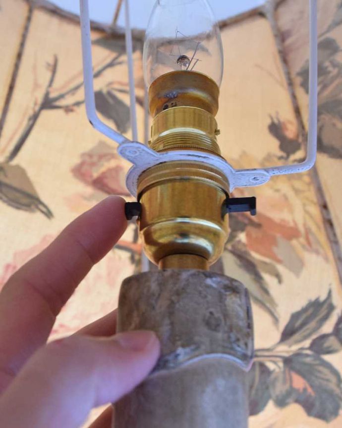 スタンドライト　照明・ライティング　お花柄×フリンジが華やかな布シェードのアンティークフロアランプ。スイッチはソケットの下にあります。(k-1766-f)