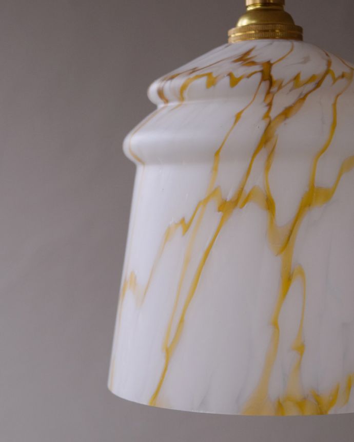 ペンダントライト 照明・ライティング 日中も絵になるインテリア、アンティークシェードペンダントライト(コード・シャンデリア電球・ギャラリーなし)。シェードは、アンティークのため、誤差があったり、キズ、汚れが入っている場合もあります。(k-1766-z)