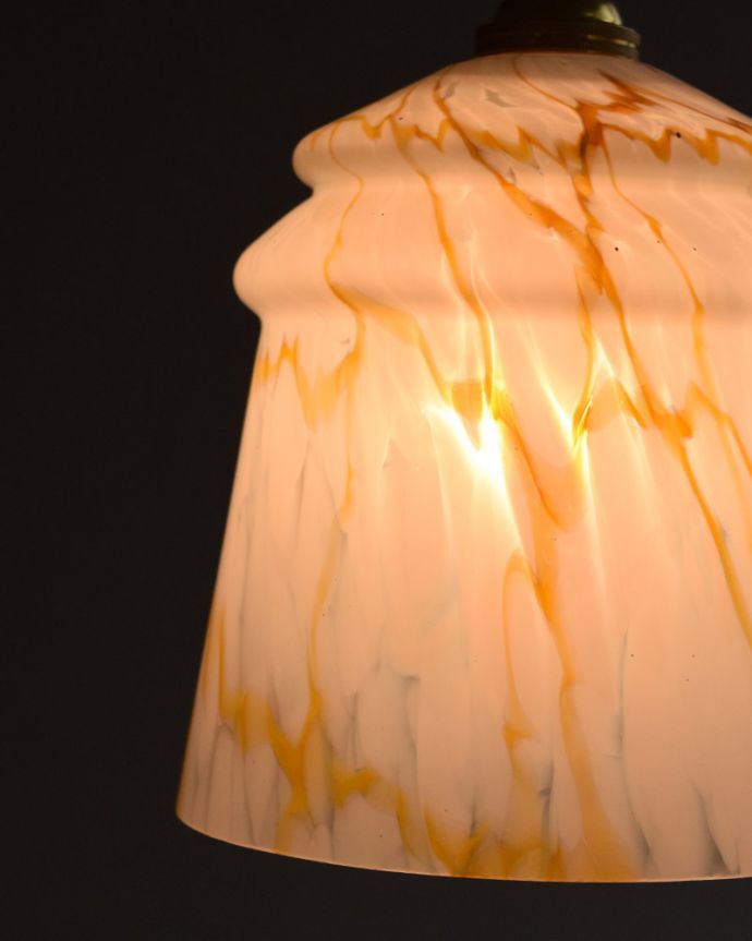 ペンダントライト 照明・ライティング 日中も絵になるインテリア、アンティークシェードペンダントライト(コード・シャンデリア電球・ギャラリーなし)。アンティークのミルクガラスは、光を通すとなんとも言えないステキな雰囲気でお部屋を照らしてくれます。(k-1766-z)