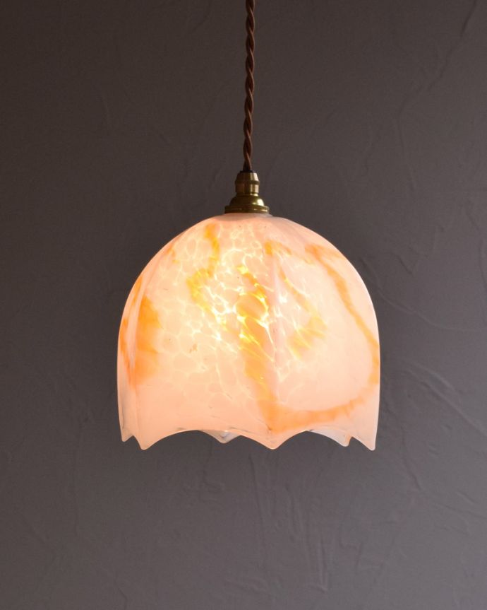 ペンダントライト　照明・ライティング　ガラスの模様が美しいアンティークシェードペンダントライト（コード・シャンデリア電球・ギャラリーなし）。１つでも存在感たっぷり。(k-1767-z)