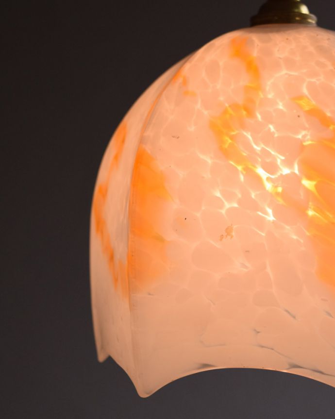 ペンダントライト　照明・ライティング　ガラスの模様が美しいアンティークシェードペンダントライト（コード・シャンデリア電球・ギャラリーなし）。アンティークのミルクガラスは、光を通すとなんとも言えないステキな雰囲気でお部屋を照らしてくれます。(k-1767-z)