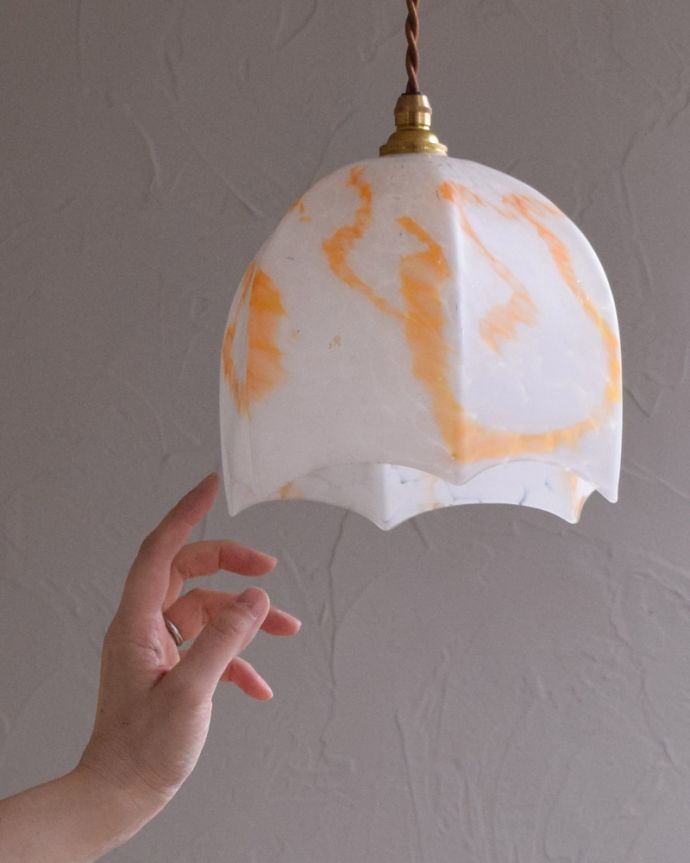 ペンダントライト　照明・ライティング　ガラスの模様が美しいアンティークシェードペンダントライト（コード・シャンデリア電球・ギャラリーなし）。※こちらのシェードのみは販売していません。(k-1767-z)