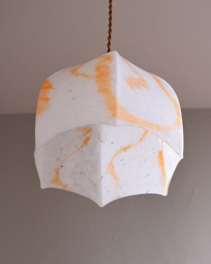 ペンダントライト　照明・ライティング　ガラスの模様が美しいアンティークシェードペンダントライト（コード・シャンデリア電球・ギャラリーなし）。あたたかい光がお部屋を包み込みます。(k-1767-z)