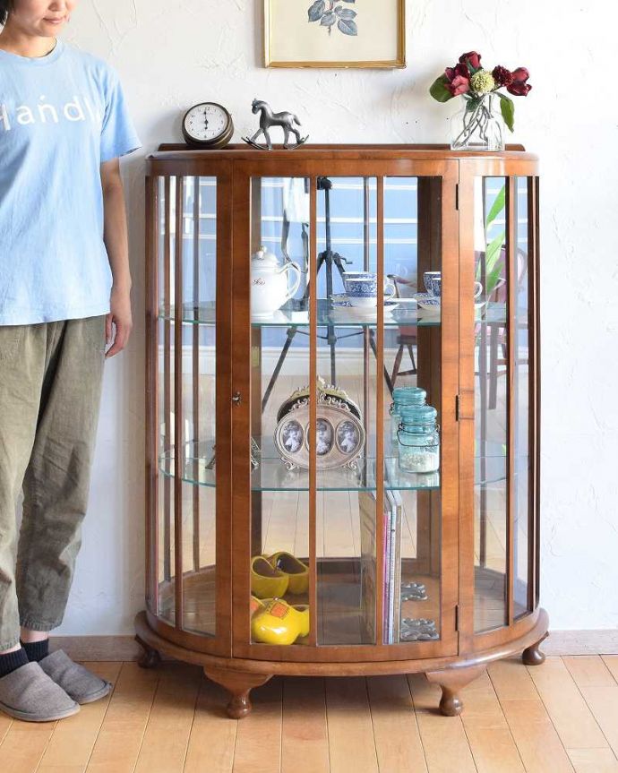 アンティークのキャビネット アンティーク家具 英国の上品なアンティーク家具、輝きの美しいミラーバックキャビネット。お気に入りの雑貨や食器を並べてみましょう。(k-1768-f)